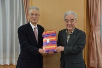 受賞者の山本さん（左）と丸山会長