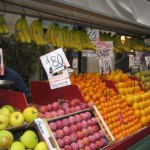 下段は、街中に夕方出店する果物屋